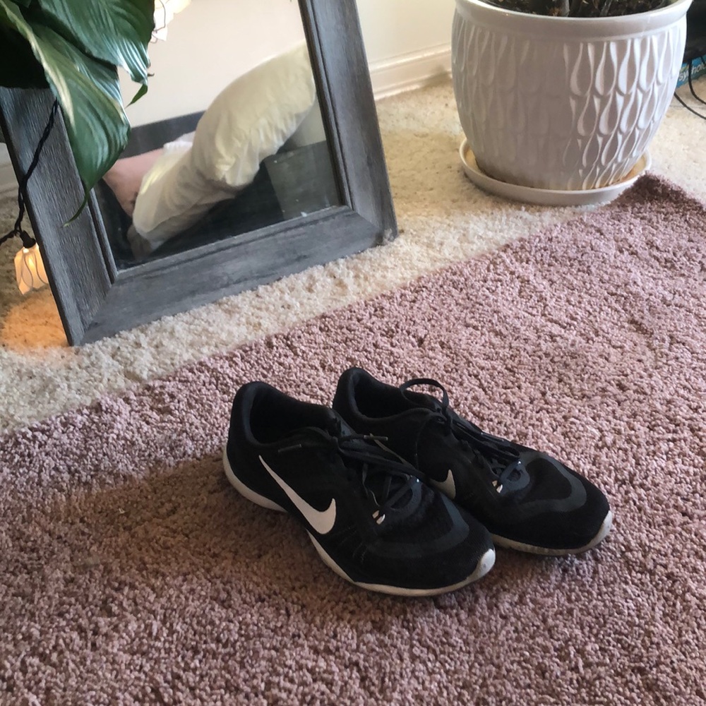 Original black nike tennis shoes